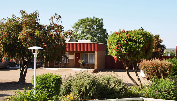 Car parking at your door - Camellia Motel - Narrandella NSW