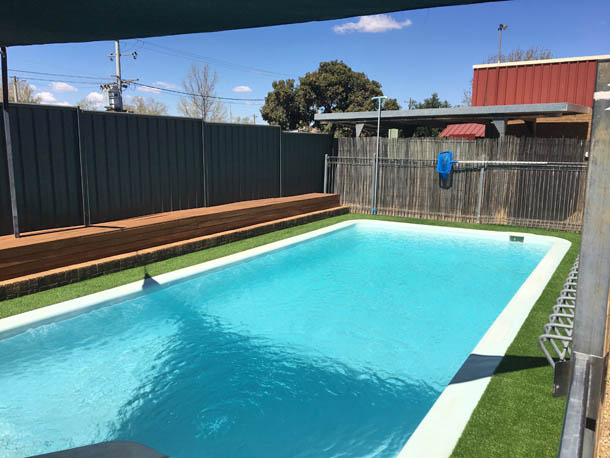 Pool and BBQ area at Camellia Motel - Narrandera NSW